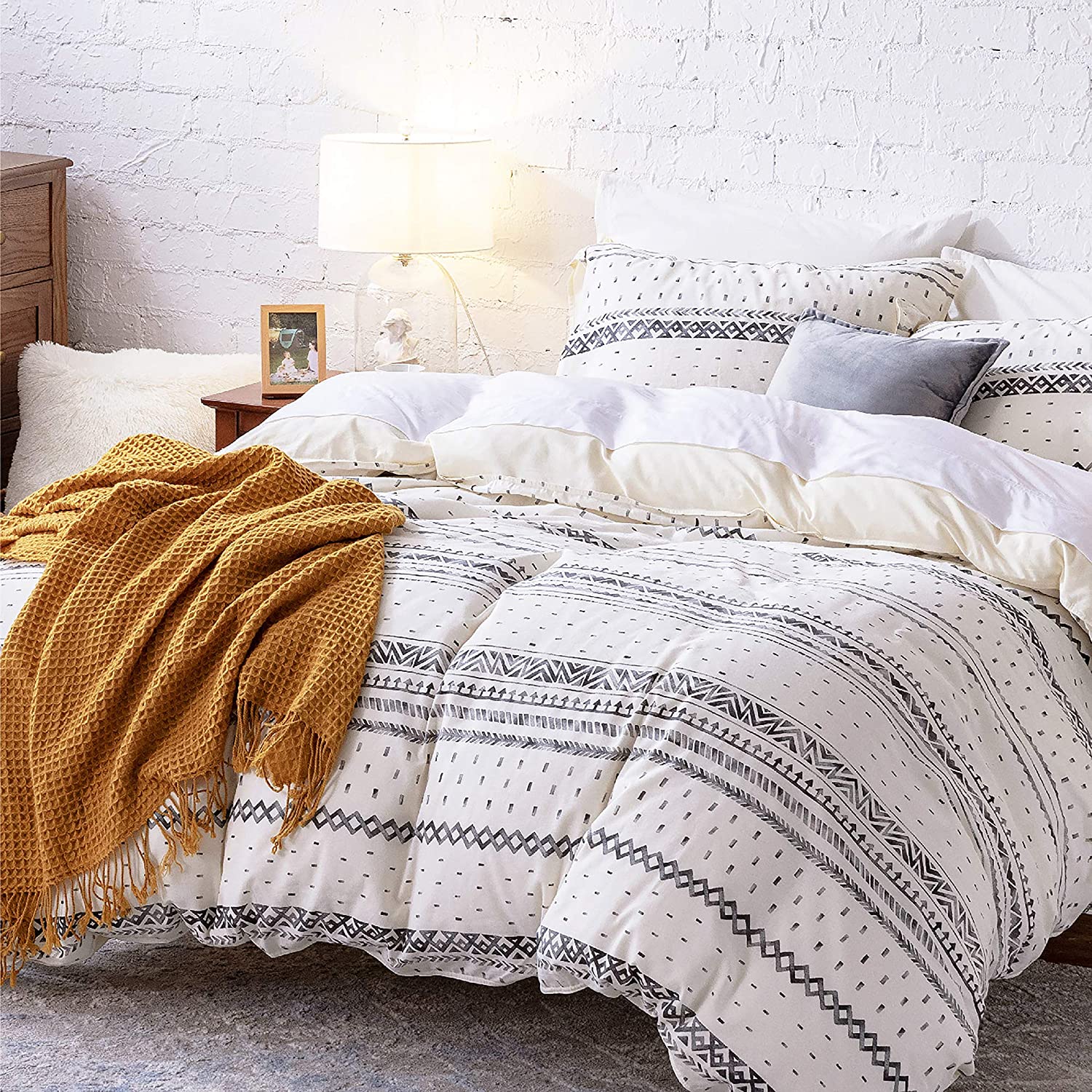 Price:$52.99  80% Cotton 20% Linen Duvet Cover Set, Washed Cotton Queen Comforter Cover, 3 Pieces Breathable Lightweight Geometric Duvet Cover Sets (Full/Queen, 90x90 inches, White/Black) : Home & Kitchen
