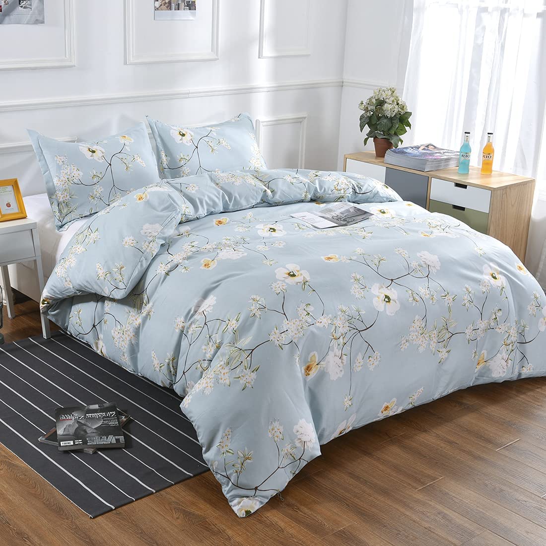 Price:$32.99  Lightweight Microfiber Bedding Duvet Cover Set,Chic Floral Pattern (Light Blue, King) : Home & Kitchen