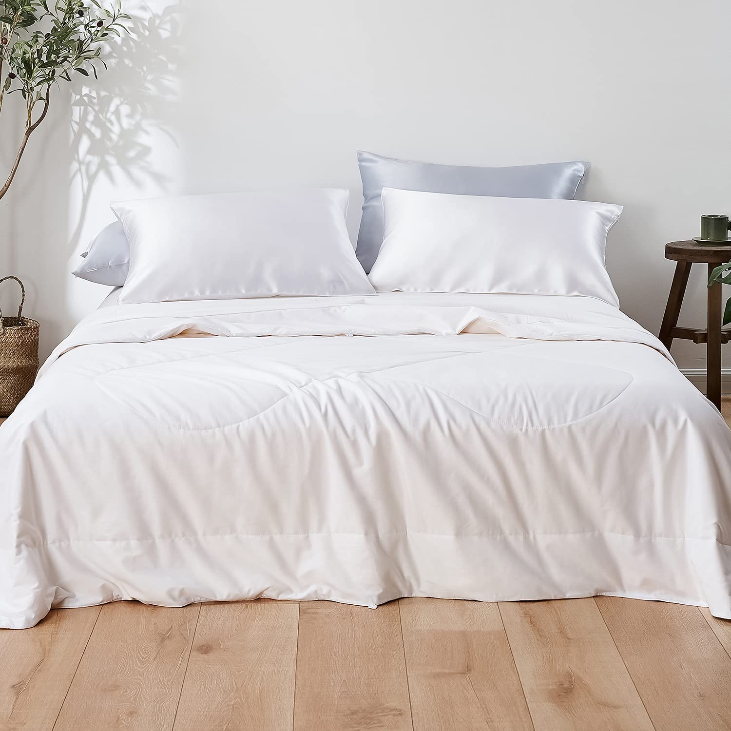 Price:$154.92  Mulberry Silk Comforter/Duvet/Quilt, 100% Pure Long Strand Silk Filling and Royal Cotton Cover, Soft Breathable, Silk Weight 2kg King Size 92x104 Inch, All Seasons : Home & Kitchen