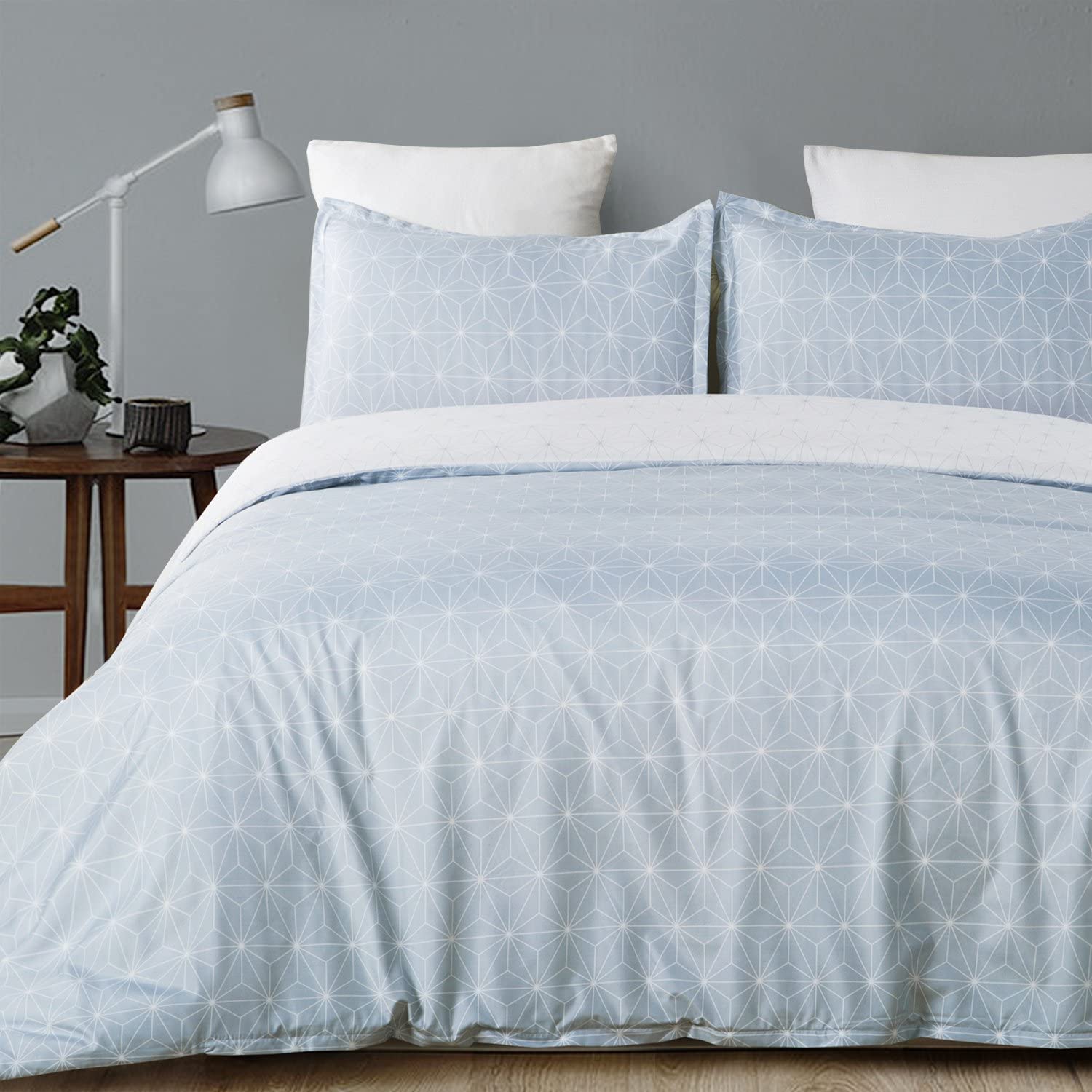 Price:$25.95    Vaulia Lightweight Microfiber Duvet Cover Set, Printed Geometric Polygon Pattern, Light Blue/White - Queen Size (3-Piece Set)  Home & Kitchen