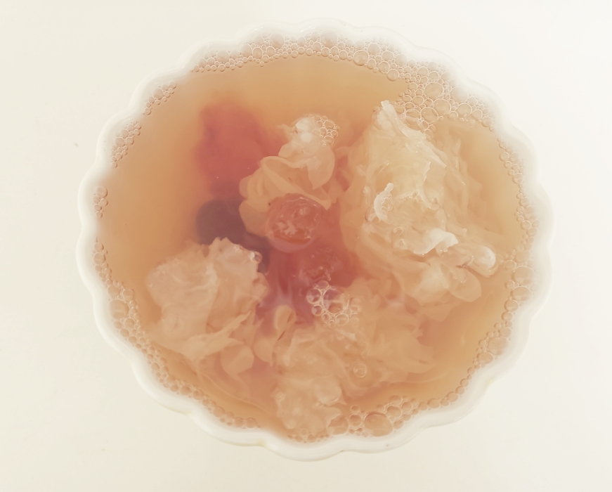 桃のナツメヤシのトレメラのナツメヤシの濃厚スープ