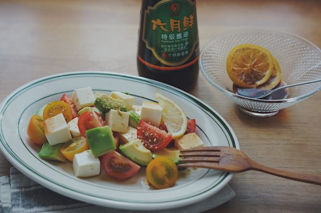 牛油果実の豆腐のトマトのサラダの実践