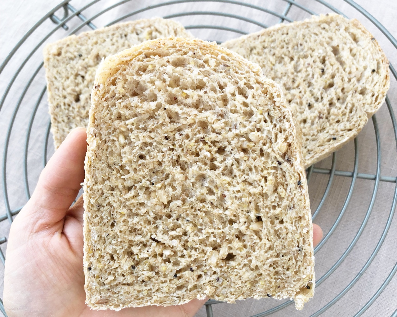 宝石類の穀物全粒小麦のパンの実践、おいしい方法