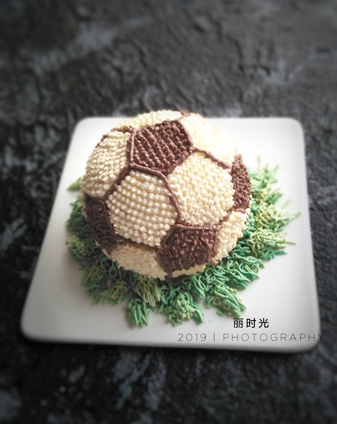 
Contain the method of moulage of football cake grid