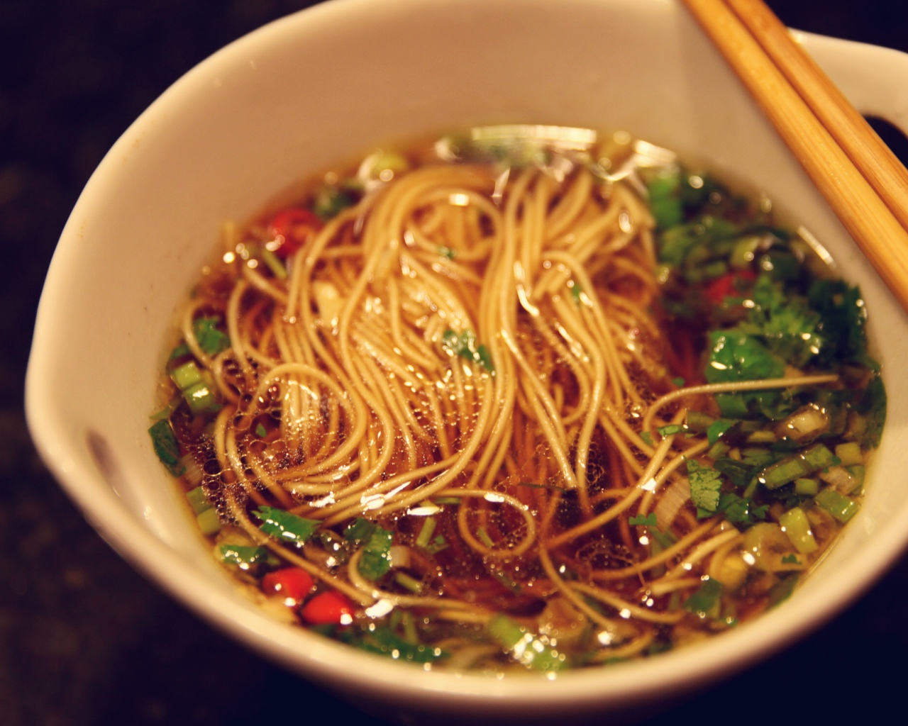 1つのボウルはスープの麺の練習を加熱しますが、スープの熱い麺のボウルはどのようにおいしいですか