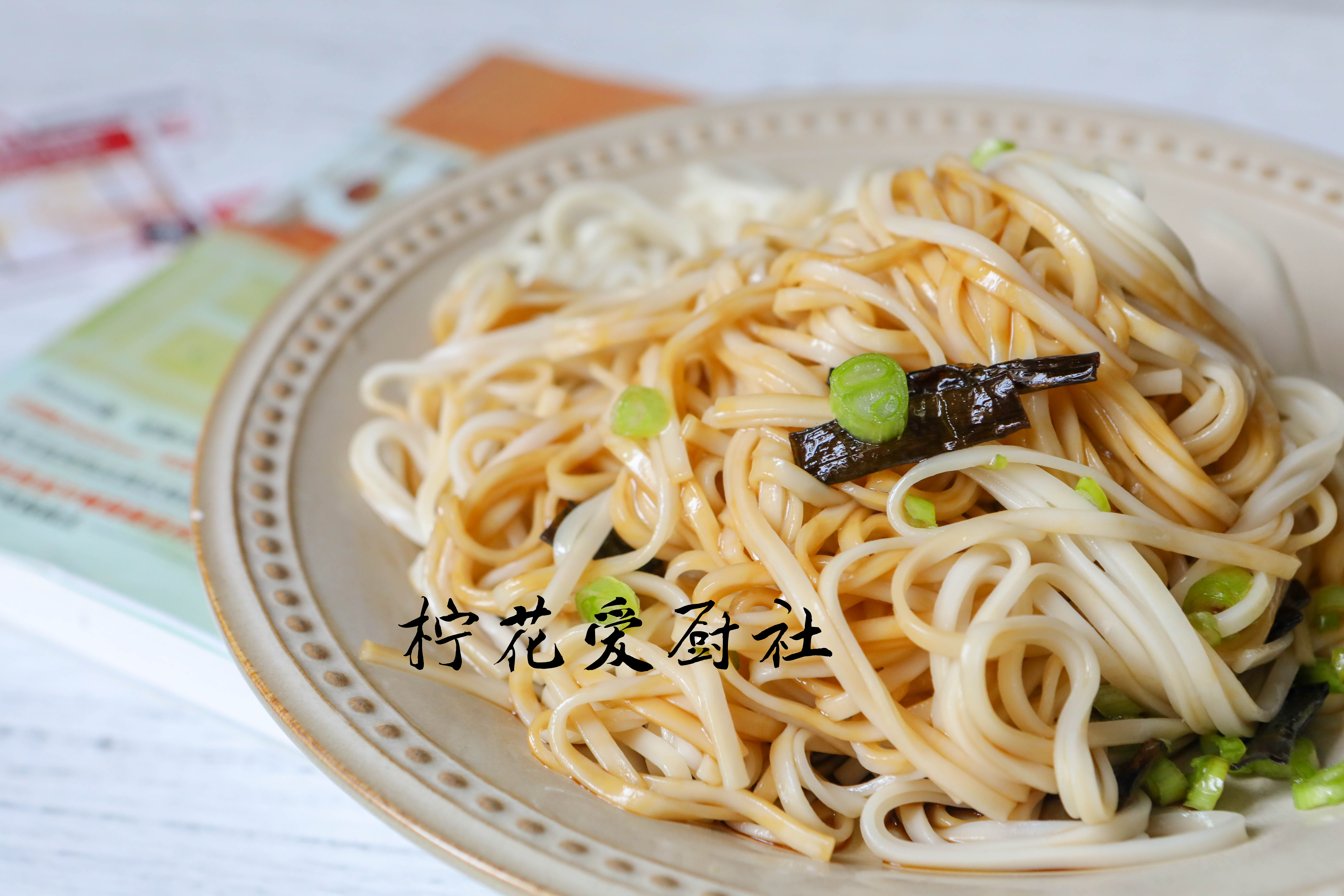 醤油を添えた緑色の油性麺には次のように書かれています。