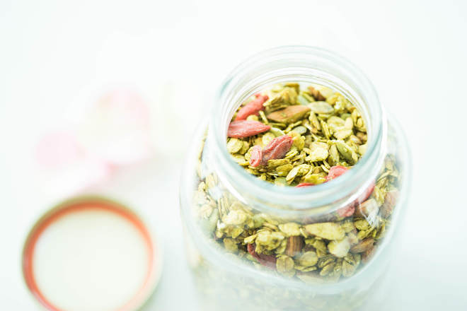 
Apply the method of Matcha Granola of tea nutlet cornmeal