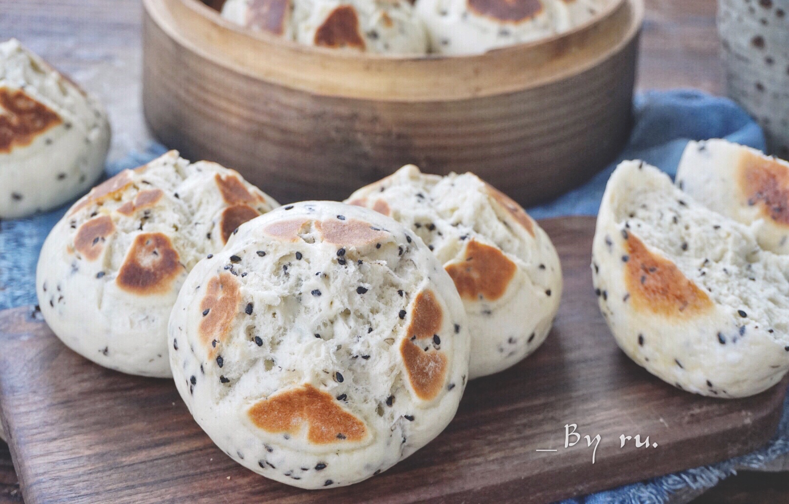 
Black sesame seed blossoms the practice of the steamed bread, how to do delicious