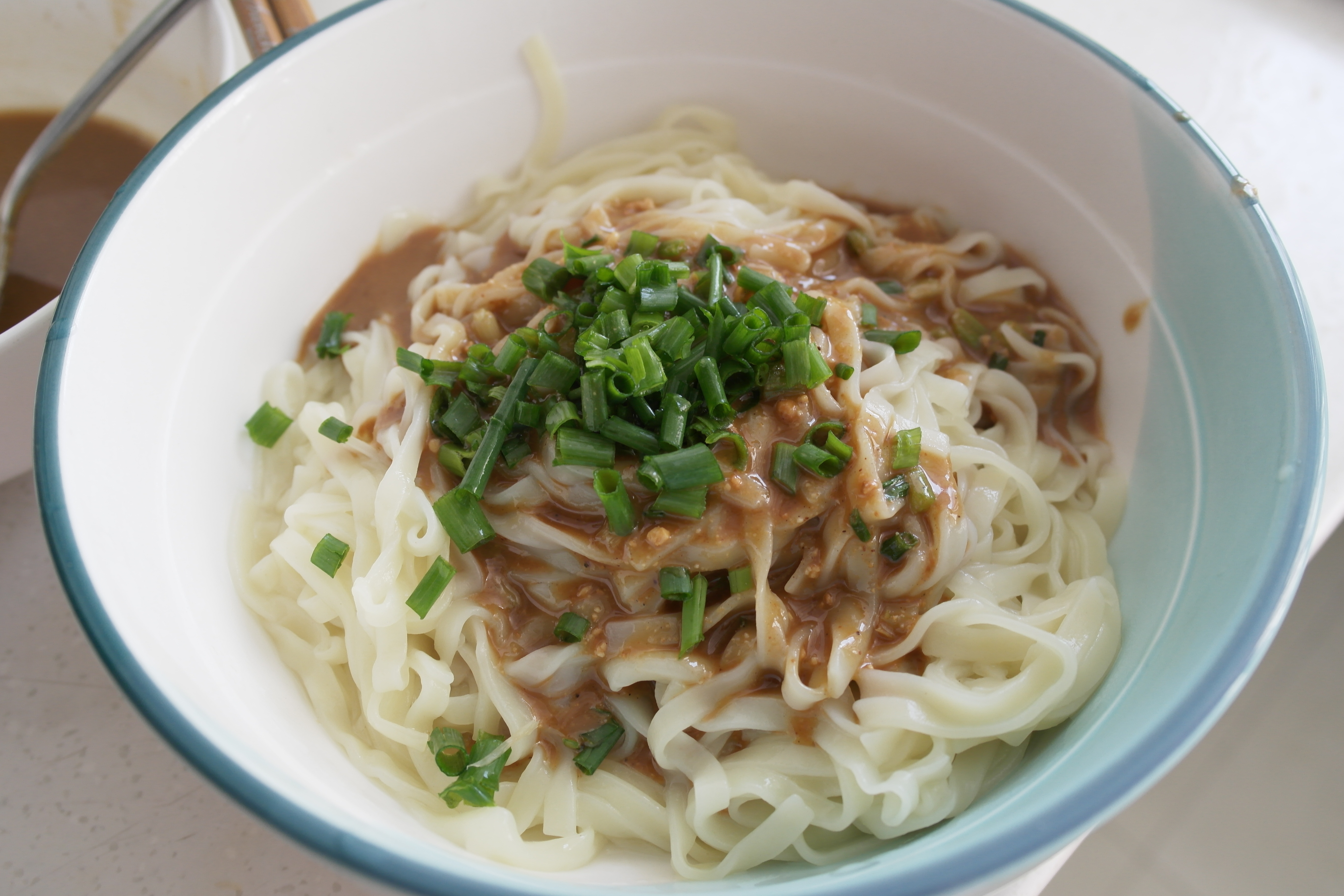 本格的なピーナッツバターの醤油を添えた麺の実践、最も本格的な実践ソリューションはいかがですか_おいしい