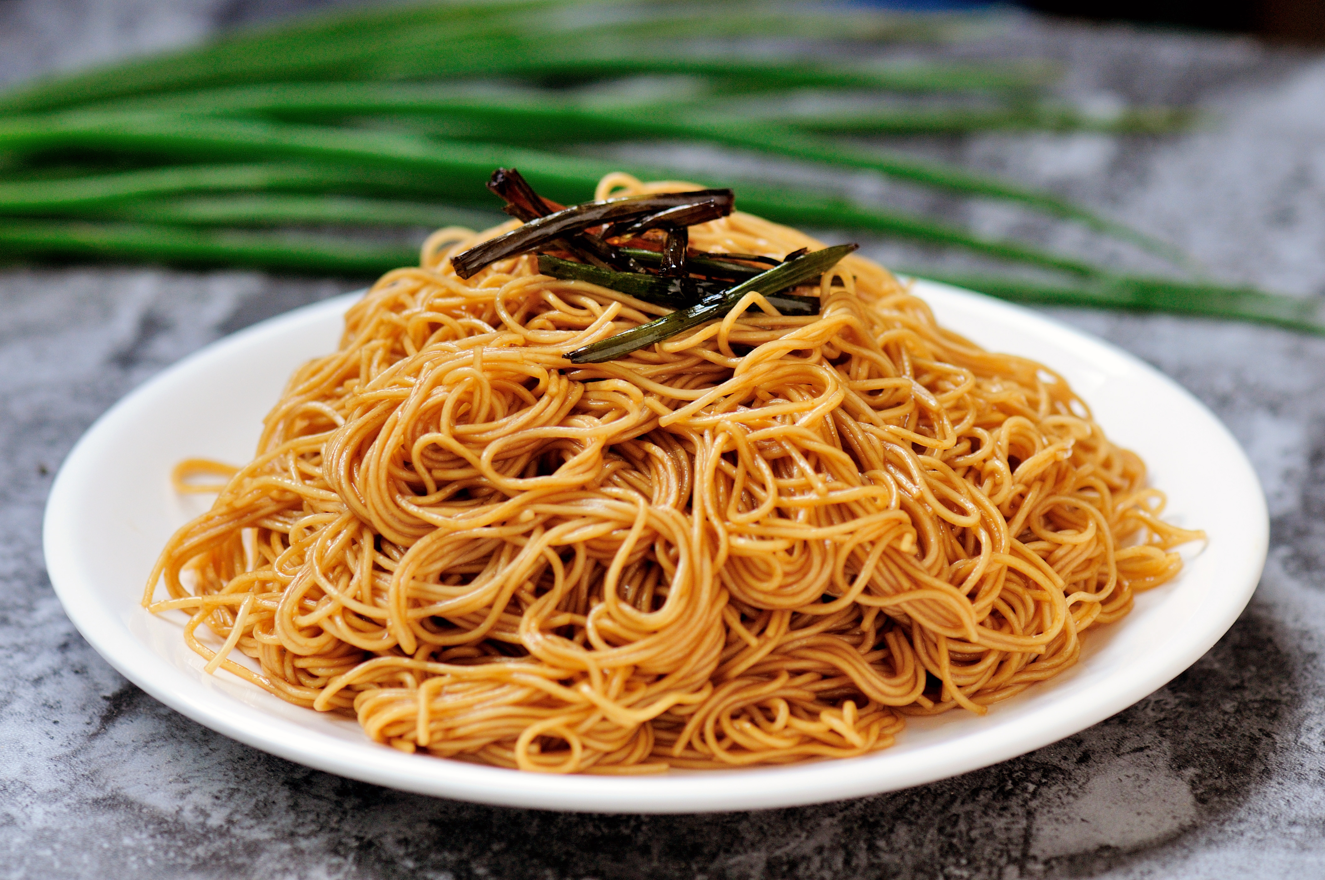 醤油を添えた緑色の油性麺には、みんなの心に緑色のボウルの油があり、顔は古典的なクイックワーカーの練習です