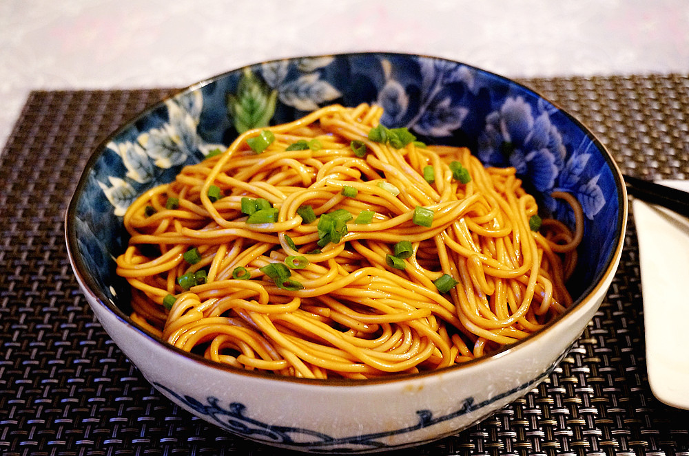 醤油を添えた緑色の油性麺の練習、おいしい醤油を添えた緑色の油性麺はいかがですか