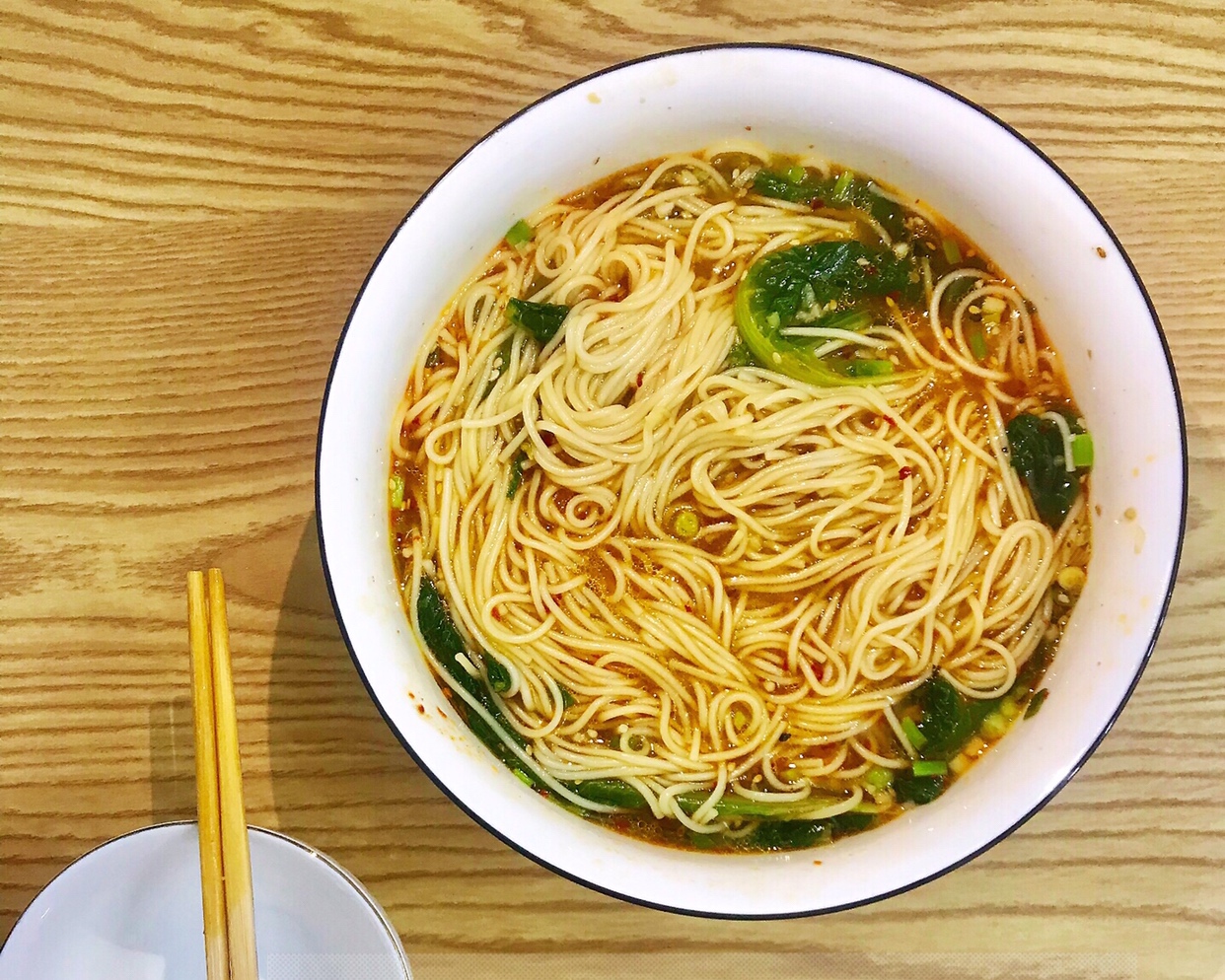 
The late night satisfies a craving for delicious food: The practice of acerbity noodles in soup, how to do delicious