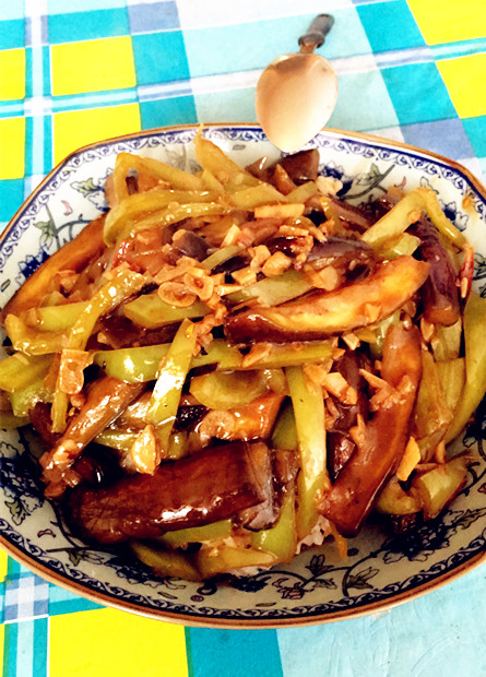 上に肉と野菜を添えた子の実を焼き、上に肉と野菜を添えた子を燃やす