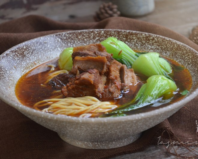 悲しみや喜びに圧倒される醤油で煮込みの牛肉の顔の練習、おいしい方法