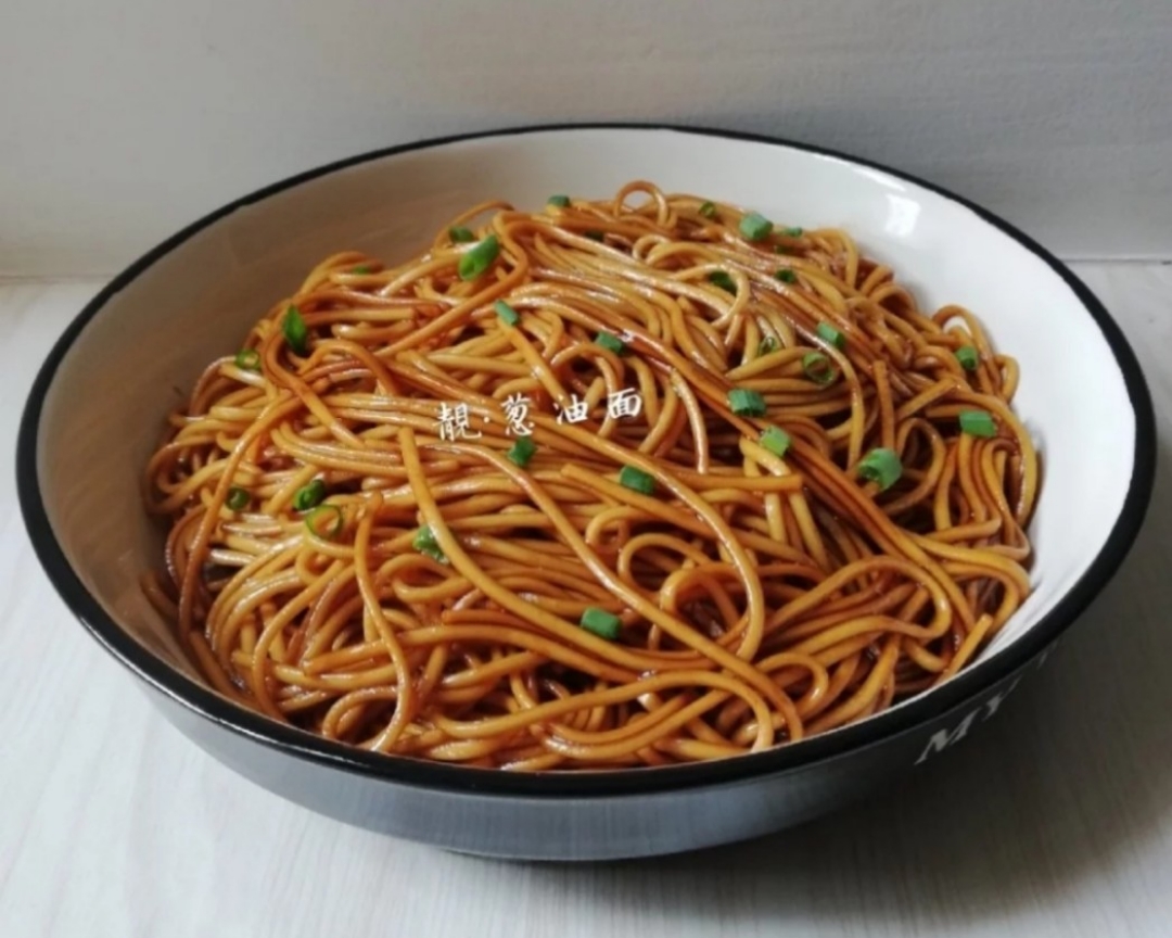 この緑茶bowlの醤油を添えた油っこい麺。 。 。 あなたが料理をなめていることを確認するために食べる