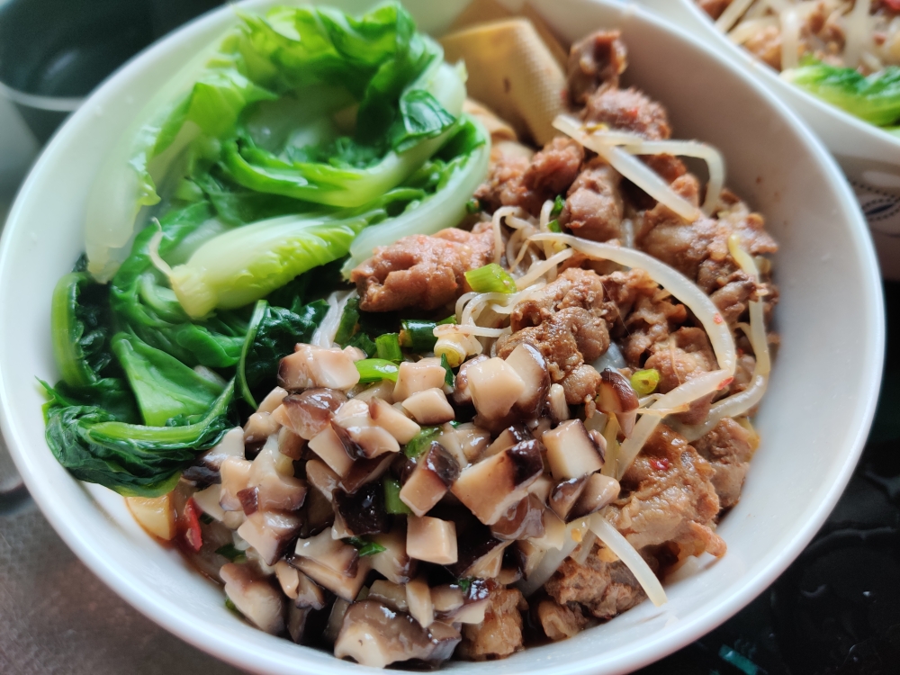 おいしい脂肪の広い範囲を超超簡単に/肉と野菜を上に添えたご飯（中に脂肪を入れた牛をtoでる練習）