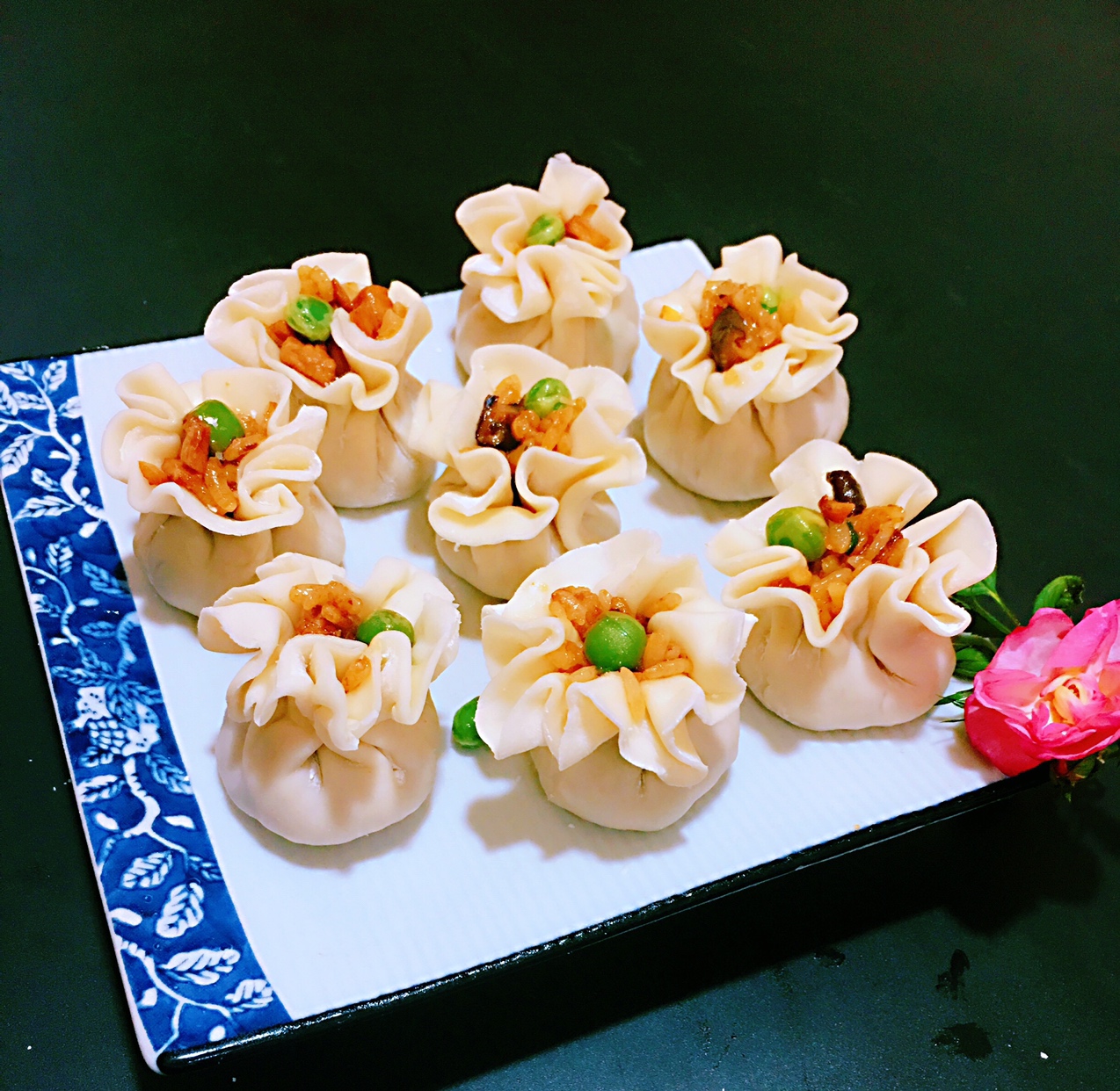 
A steamed dumping with the dough gathered at the top of 3 fourth polished glutinous rice (dumpling skin edition) practice