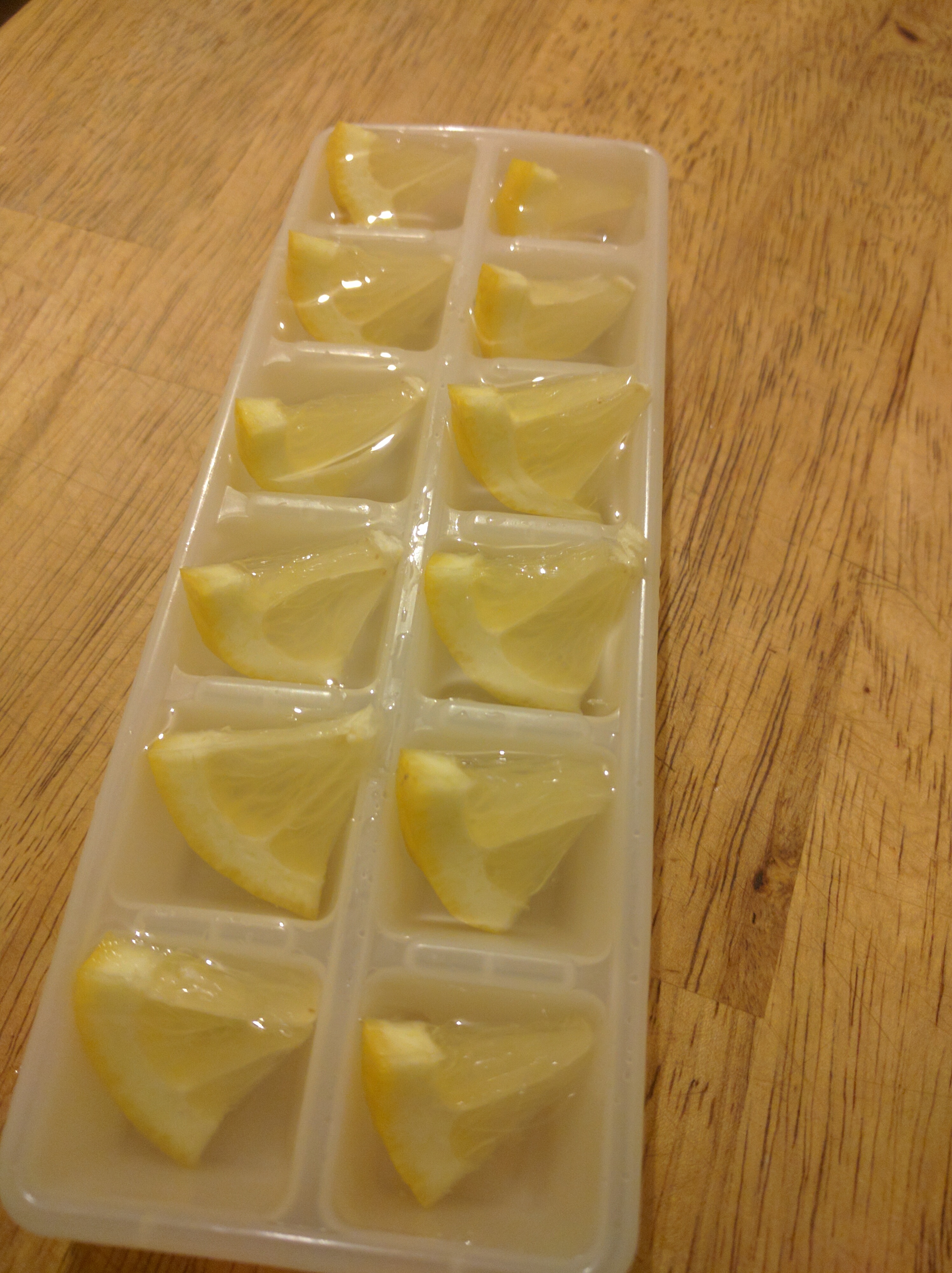 レモンはレモンアイスキューブの練習を氷の上に置きます