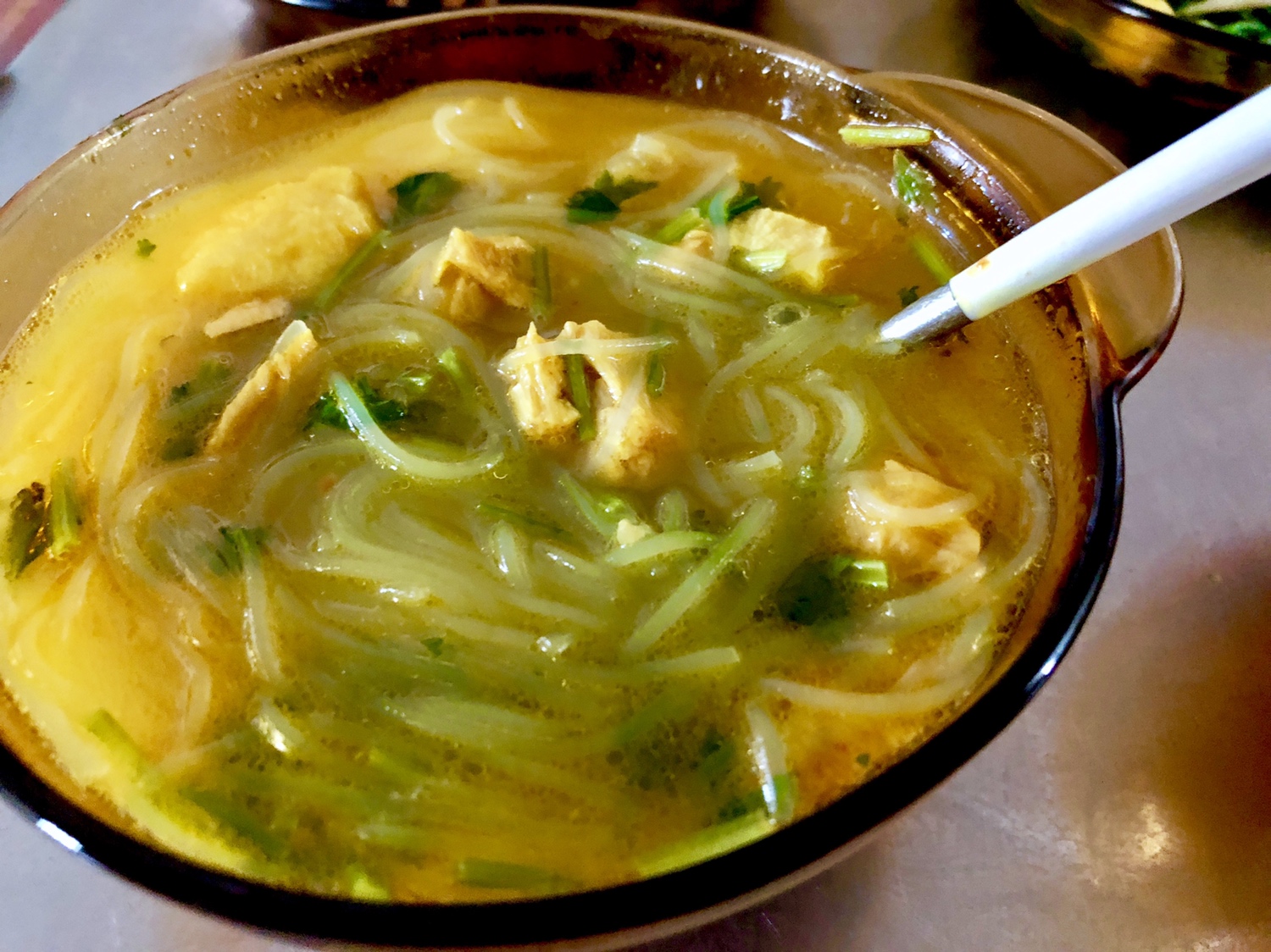 器用な手は、牛肉カレーの豆澱粉から作った春雨のスープの実践ビデオ_の実践の尺度となる要素です