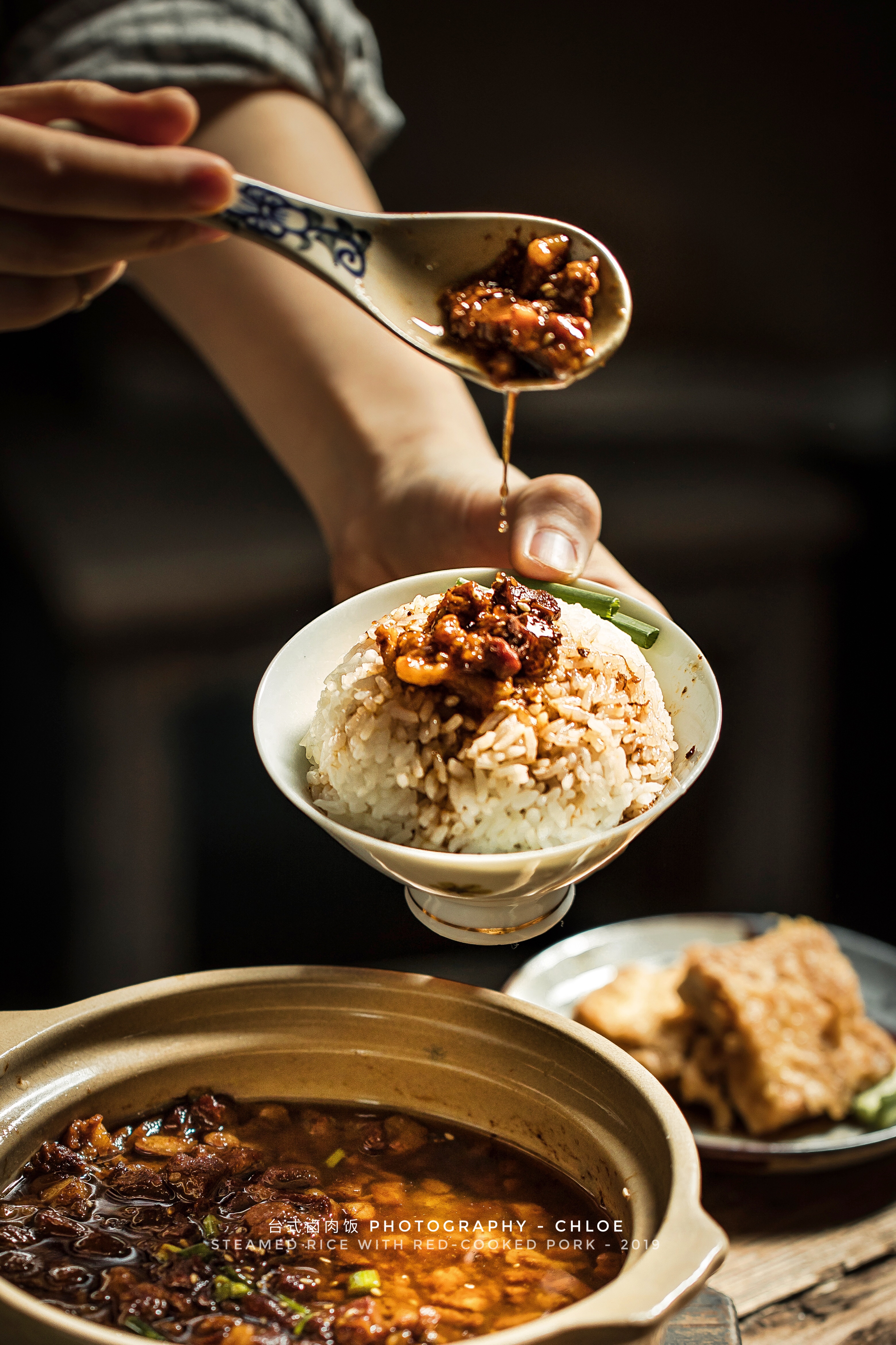 テーブルには、オイル(小さな白いアレンジ)の練習なしで、味のにがり肉の食事はありません
