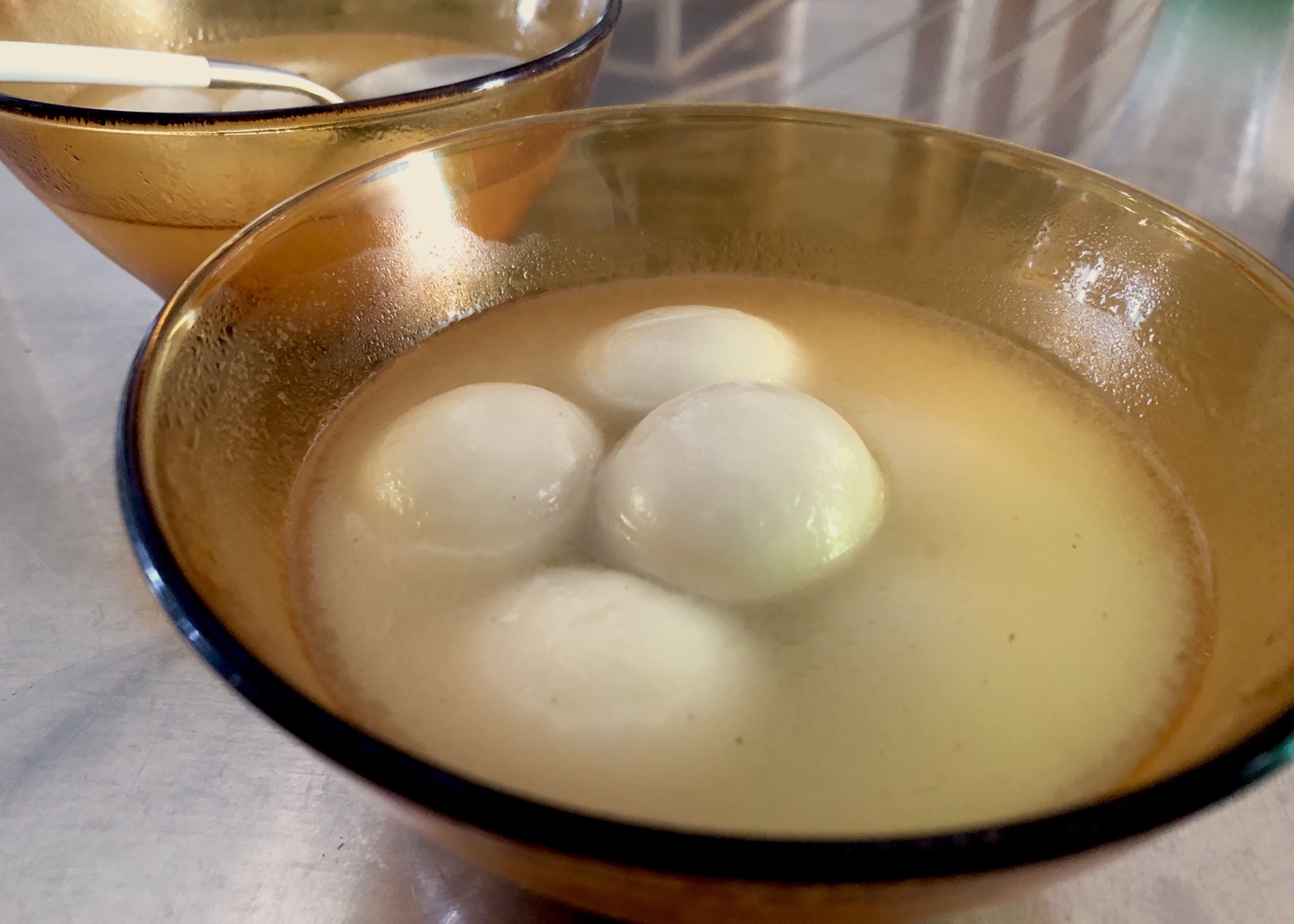 市の急速凍結のスープで提供されるもち米粉の団子詰めの練習を実行する方法