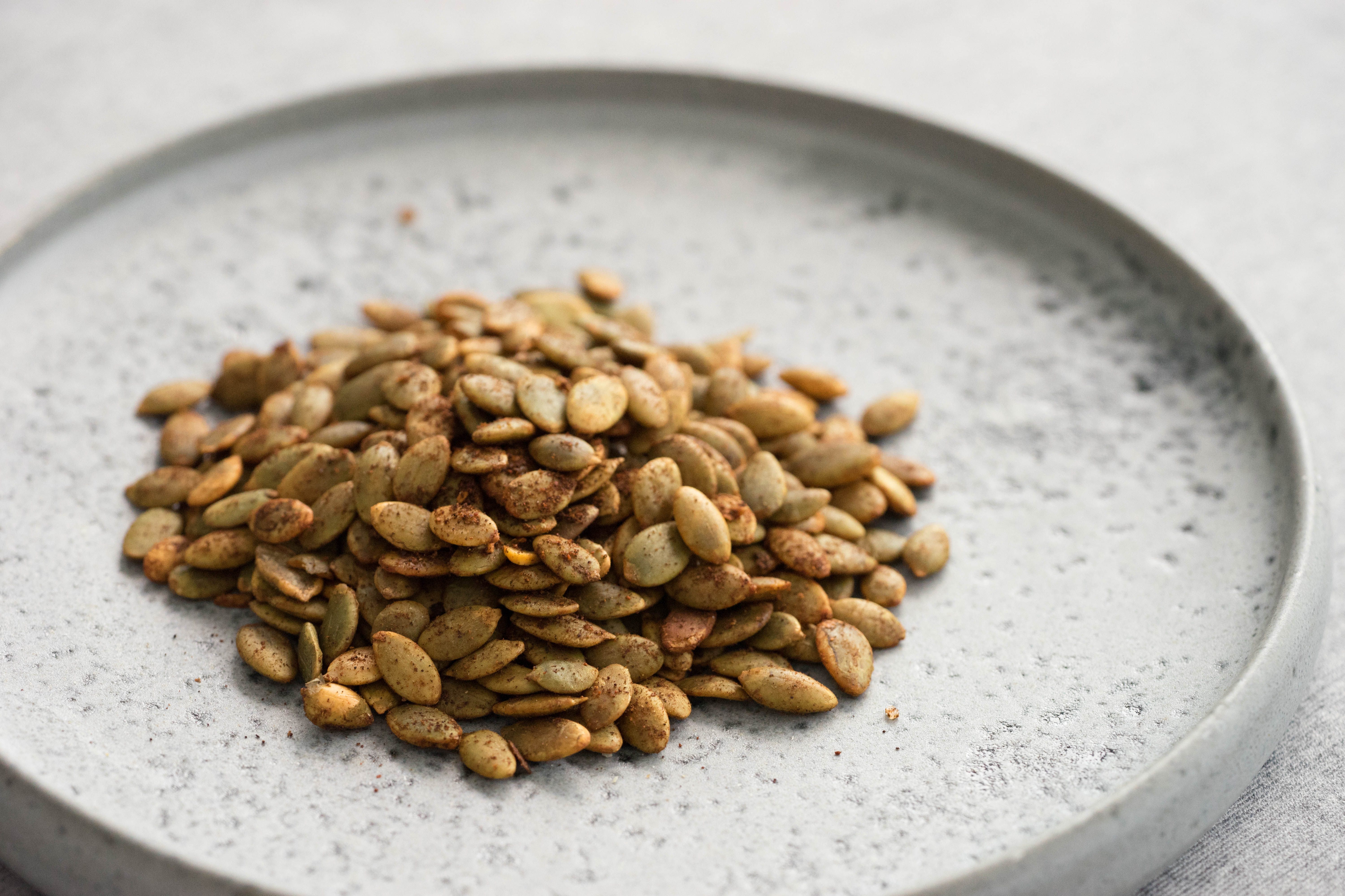 
The practice of the burning pumpkin seeds of snacks of special purchases for the Spring Festival