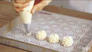 One close lightly is changed namely crisp carry floret on the head to the precious Ni Qu Jiyun that drops broken bits / bake video biscuit piece the practice measure of 1 20