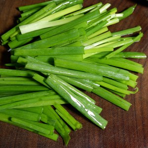 The practice measure of green oily noodles served with soy sauce 2