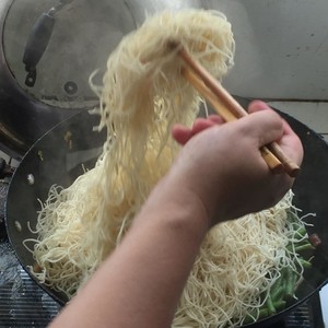Face of boil in a covered pot over a slow fire of role of beans of handed down from the older generations of the family (evaporate face) eat 3 bowls big! practice measure 15