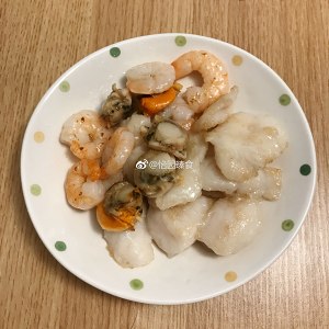 The practice measure of rice served with meat and vegetables on top of Chinese style seafood 5