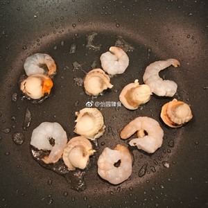 The practice measure of rice served with meat and vegetables on top of Chinese style seafood 4