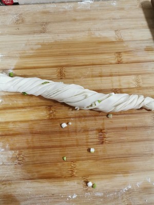 Hand of crisp chopped green onion catchs cake, the practice move that also can make in the home 9
