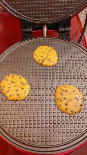 Cake of sesame seed crisp fritter (small red bowl or oven goes) practice measure 5