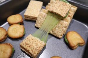 The practice measure that applies tea ox to plunge into biscuit 8