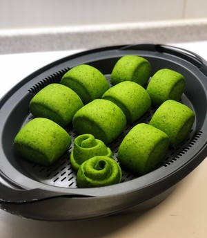 The practice measure of spinach steamed bread 9