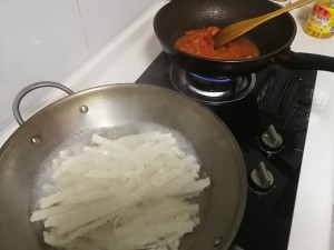 Imprinting the practice measure that the tomato egg knife of vanward dad cuts an area 6