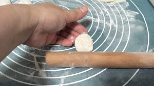 Knead dough 3 minutes by hand, pliable but strong thin the practice measure of the dumpling skin of nice package 28