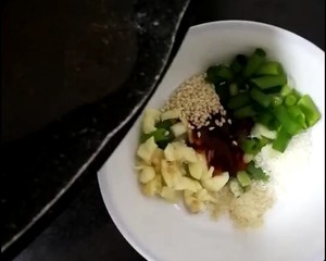The practice measure of face of cold and dressed with sause 10