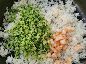 The practice measure that orchid shelled fresh shrimps fries a meal on the west 9