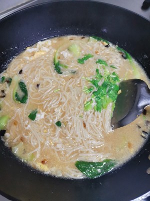 The practice measure of a bowl of hot noodles in soup 8