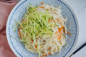 Mr. Huang Lei the practice measure of the noodles served with soy sauce that be the same as a paragraph 6