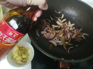 Imprinting the practice measure that the onion egg oil of vanward dad spills a knife to cut an area 2