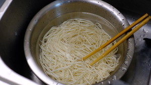 トマトの卵の顔| ・二人の部分がスイートガッシュボイラーで乾いた練習を舐める3