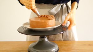 Chocolate cream cake / the operation gimmick of chocolate cream. / " Qi Feng reachs his to derive " bake video cake piece the practice measure of 2 20