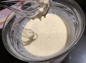 The practice measure of muffin of banana of small white edition 6