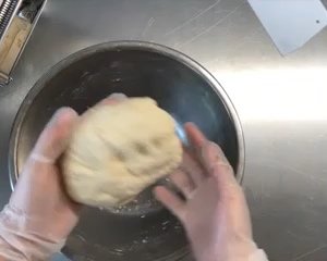 蒸した水の滑らかな肉のパンをこねる手は避け、そうでない南部の少女を救う 生地をこねる（操作ビデオを含む）アスペクトを制御するマシンのエディションの練習尺度4 