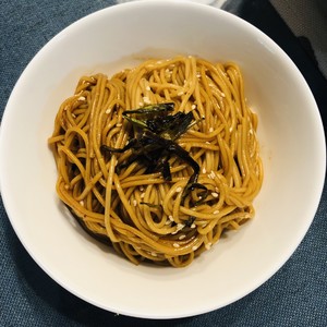 醤油を添えた緑色の油性麺6の実務的測定