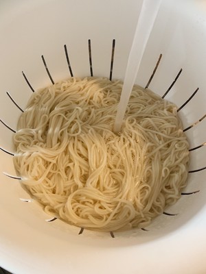 大豆を添えて麺を作る10分間の練習移動 緑のボウルの決められた油のソース11 