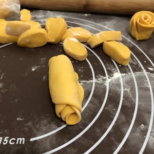 The practice measure of pumpkin rose steamed bread 12