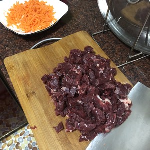 The practice measure of stuffing of beef carrot dumpling 2